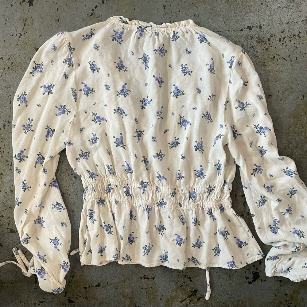 Forever 21 Blue Floral Cream Blouse with V-neck and Cinched Waist Size Medium - Picture 6 of 6